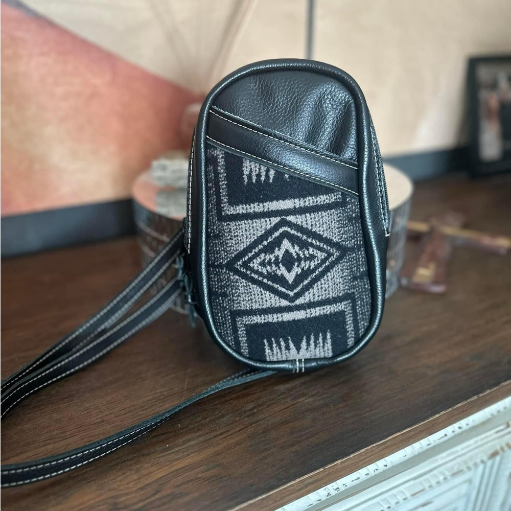 ✨SOLD✨HCC bum pack Pendleton